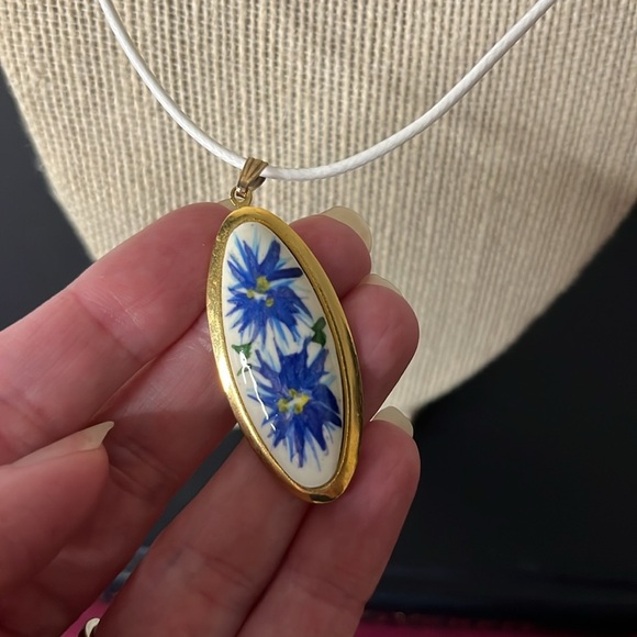 Vintage Hand Painted Blue Cornflowers on Porcelain in Gold Tone Setting Necklace - Picture 5 of 5